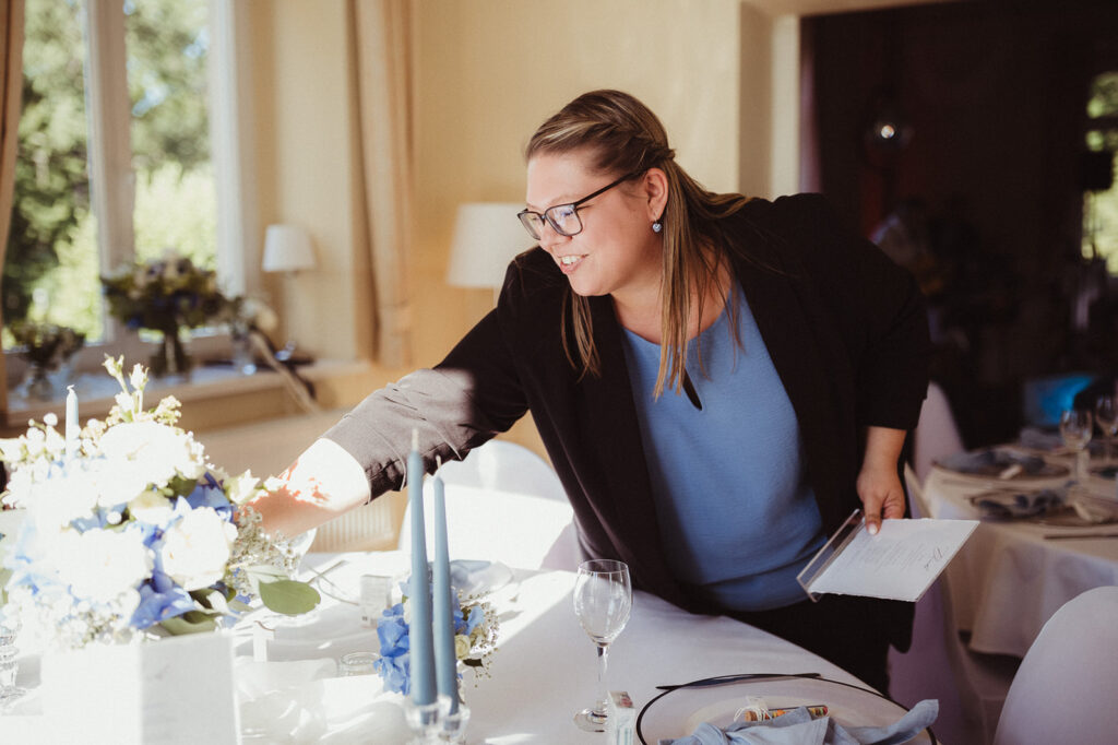 Hochzeitsplanerin bei der Arbeit